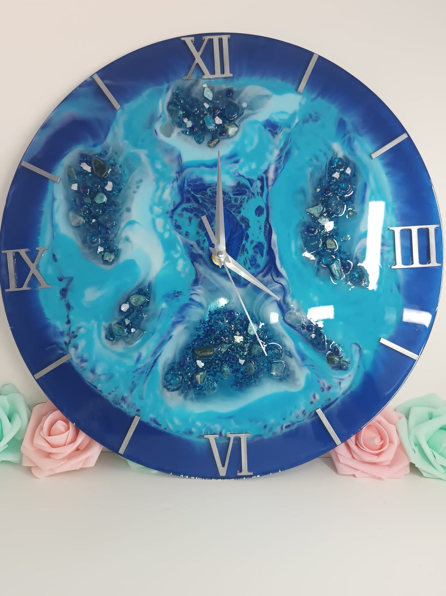 Horloge bleue et pierres