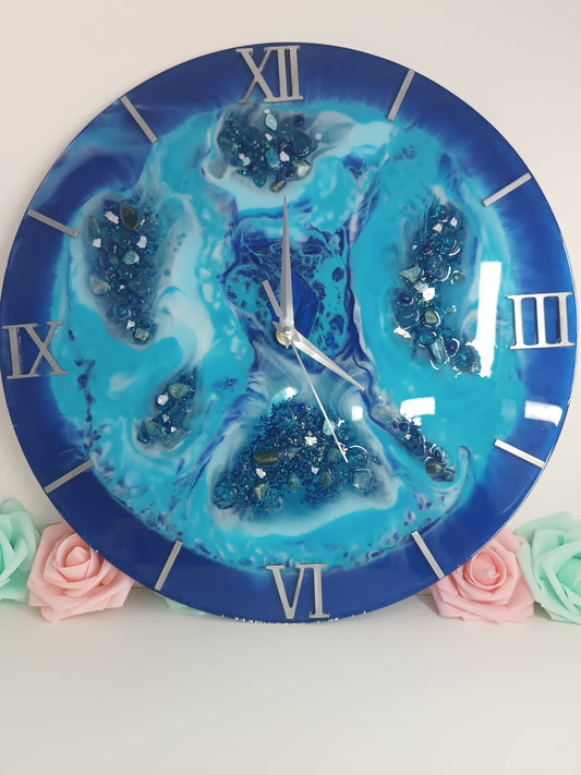Horloge bleue et pierres