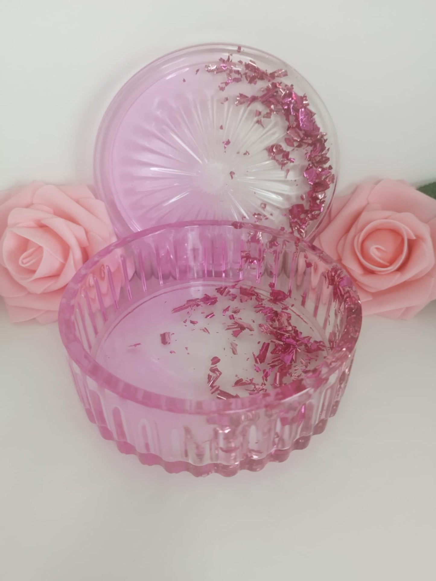 Boite rosace rose transparente et feuilles roses