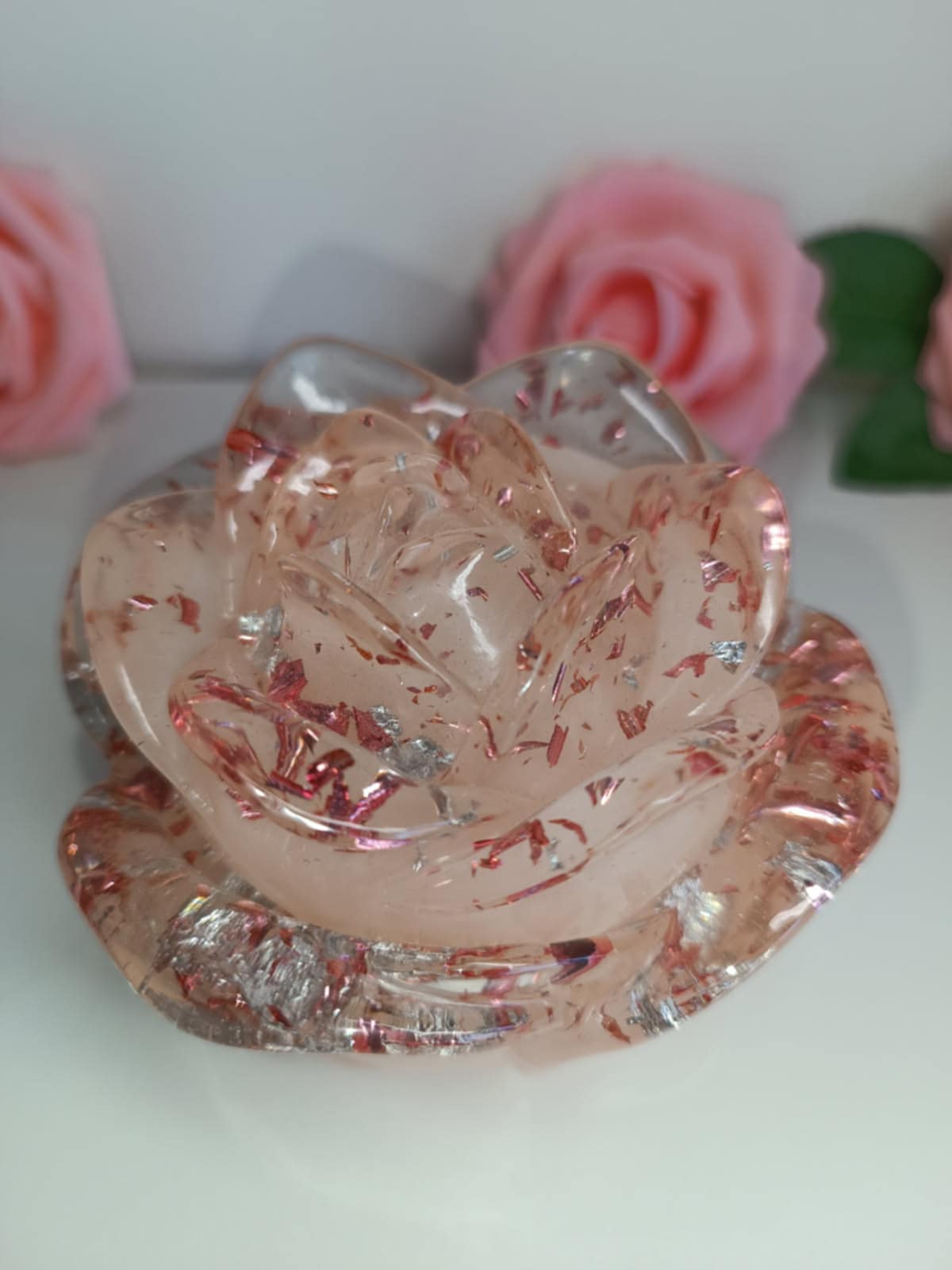 Boîte rose à bijoux rose pâle et ses feuilles d'argents et d'or roses