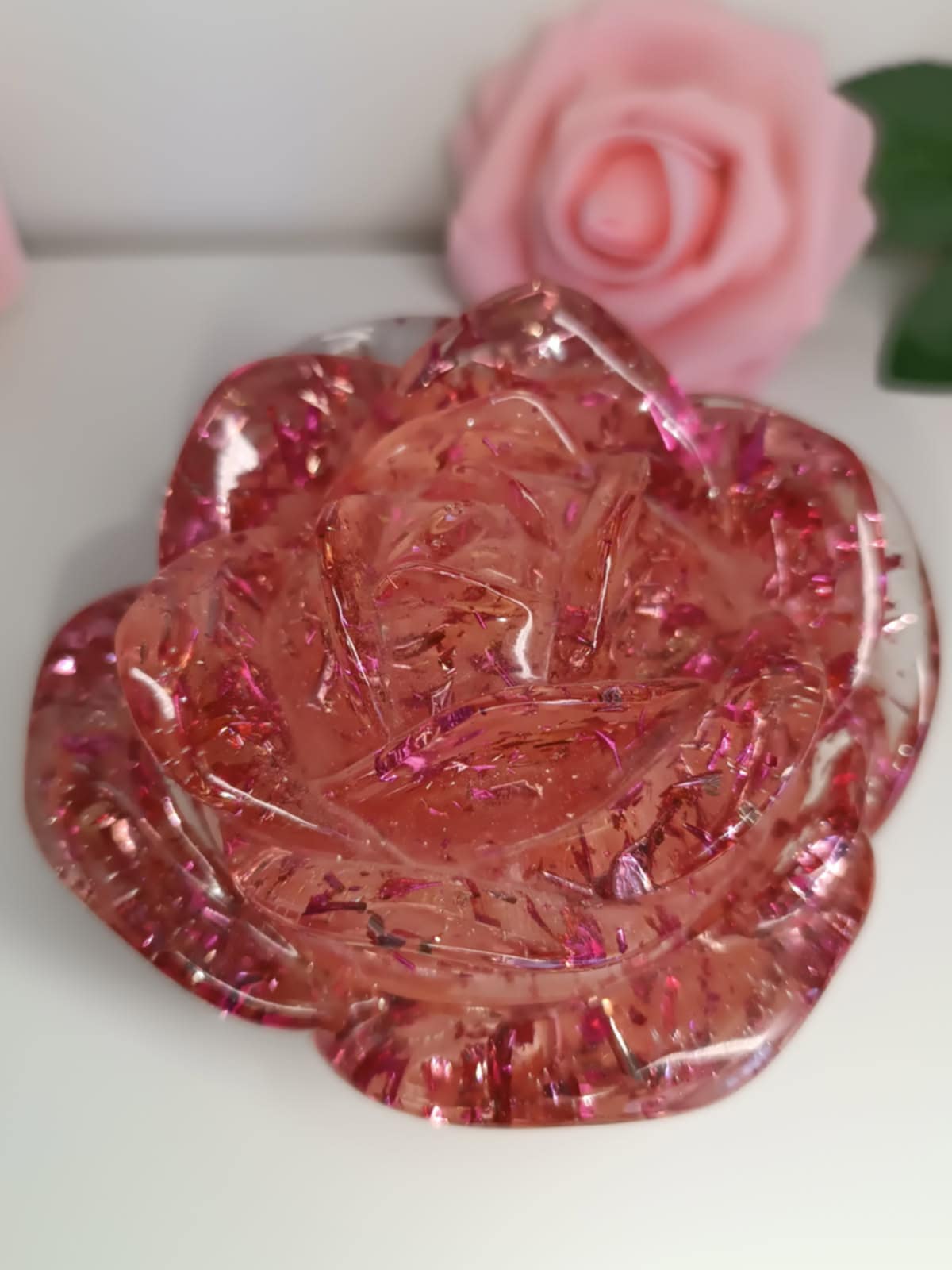 Boîte rose à bijoux rose et feuilles d'or rose