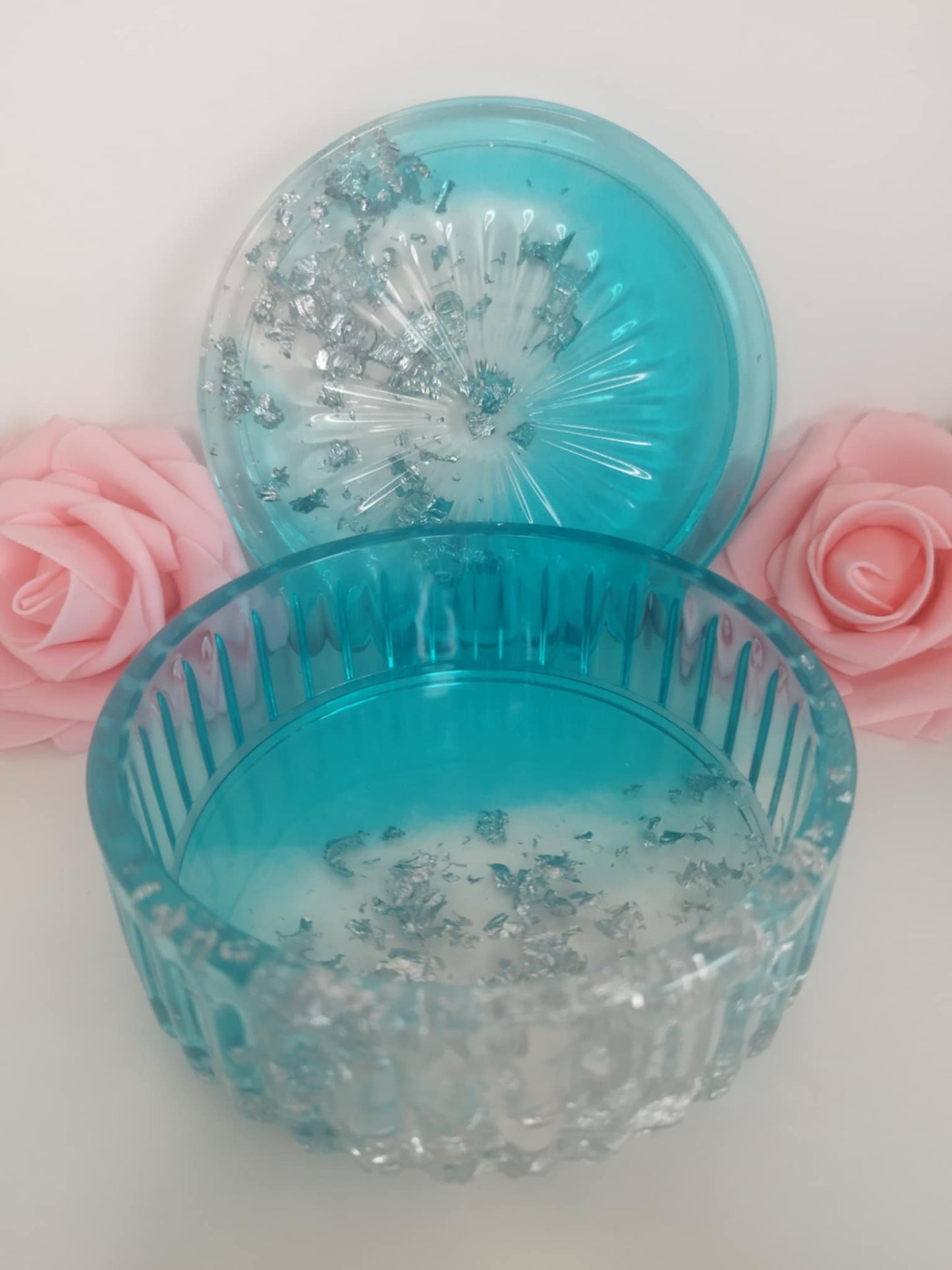 Boite rosace bleue transparente et feuilles d'argent