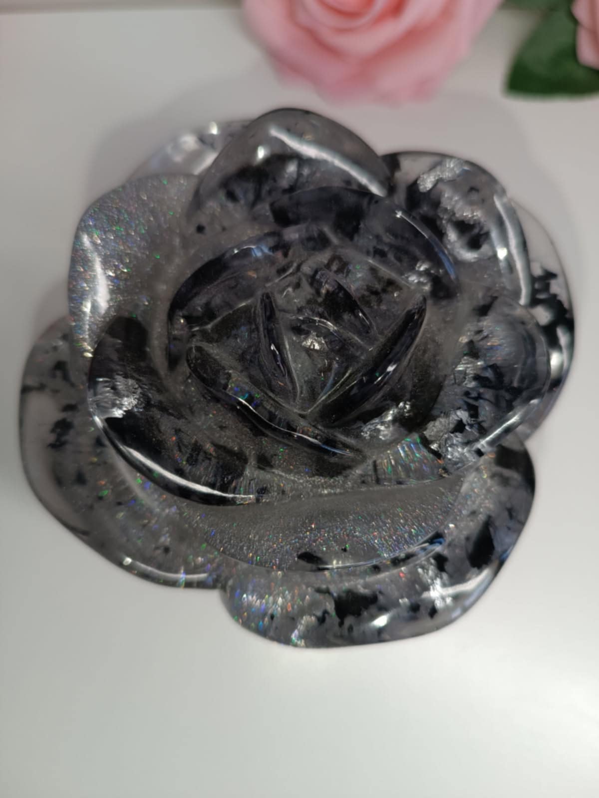 Boîte rose à bijoux grise et feuilles noires