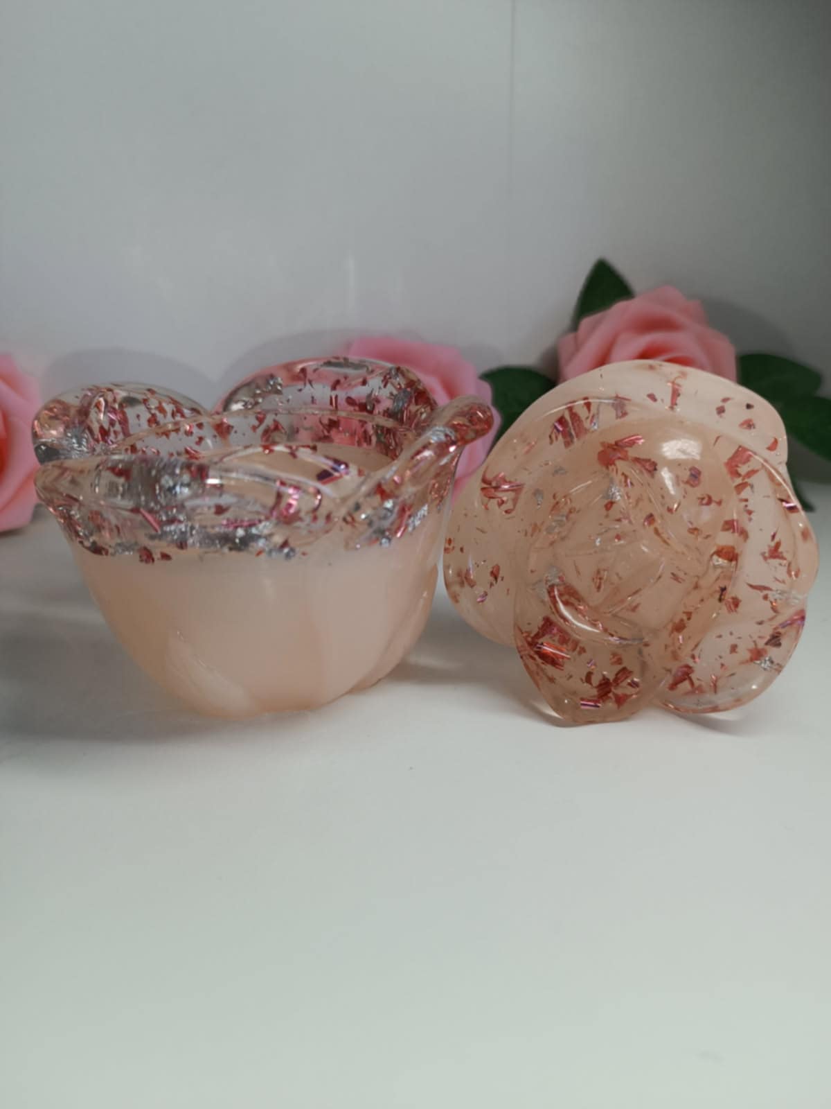Boîte rose à bijoux rose pâle et ses feuilles d'argents et d'or roses