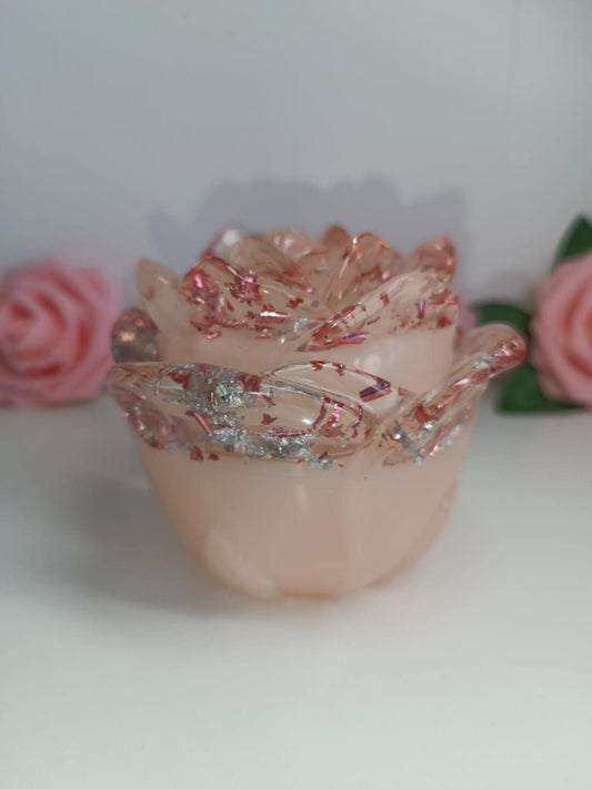 Boîte rose à bijoux rose pâle et ses feuilles d'argents et d'or roses