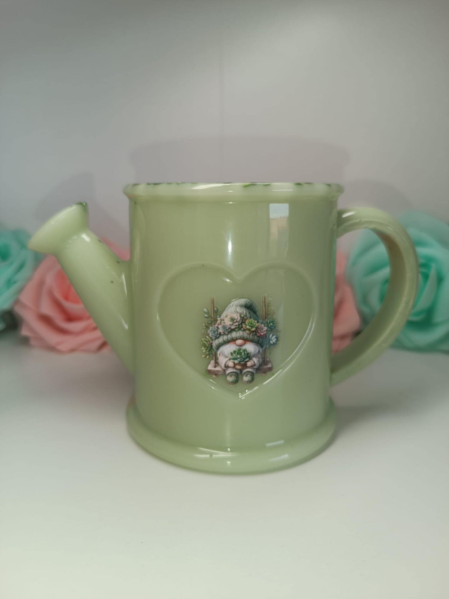 arrosoir et son petit gnome et ses succulentes