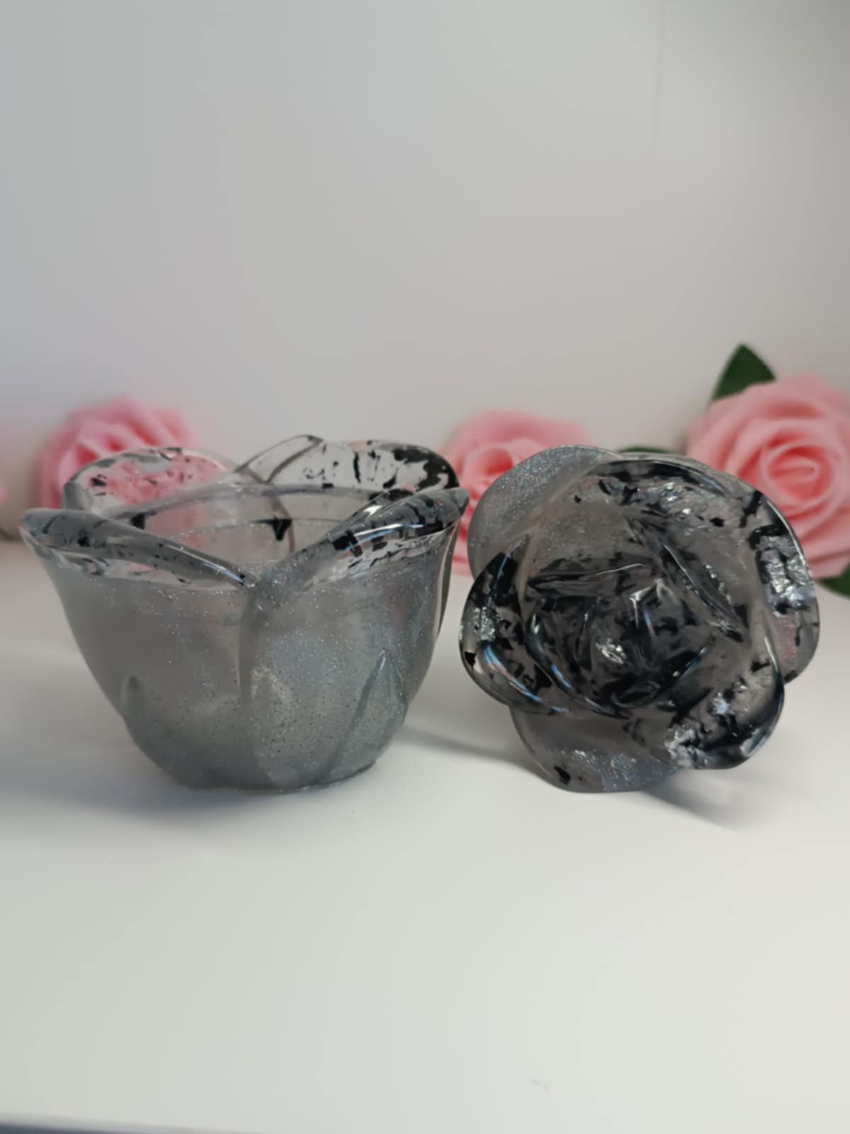 Boîte rose à bijoux grise et feuilles noires